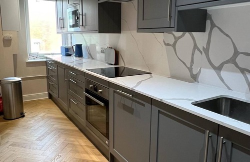Harrow Road Apartment | 2 bedroom, 1 bath flat in Westbourne Park near Notting Hill, London. Sleeps 5.