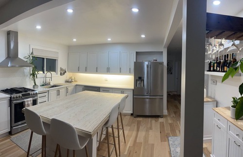 Ottawa Division House | 2 Bedroom, 1 bath home in Ottawa, Riverside Park South, Parking Included