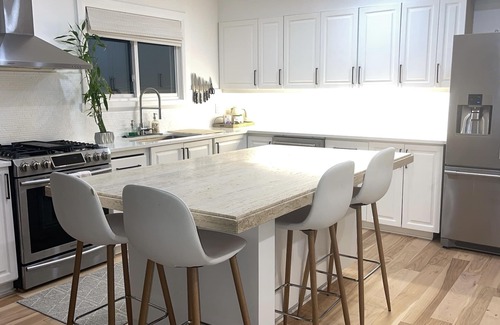 Ottawa Division House | 2 Bedroom, 1 bath home in Ottawa, Riverside Park South, Parking Included