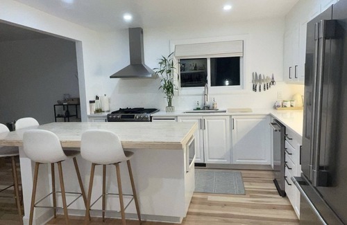 Ottawa Division House | 2 Bedroom, 1 bath home in Ottawa, Riverside Park South, Parking Included
