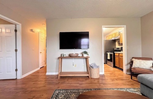 Murray Apartment | 2-bedroom 1 bathroom, in unit laundry, pet friendly, carport parking , WiFi
