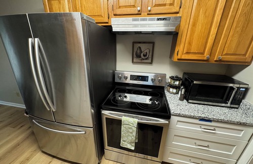 Murray Apartment | 2-bedroom 1 bathroom, in unit laundry, pet friendly, carport parking , WiFi