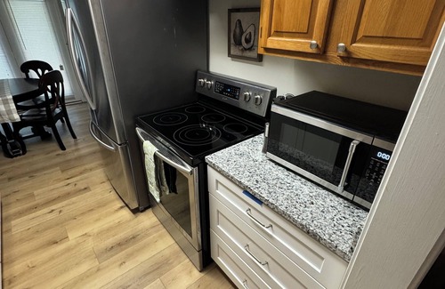 Murray Apartment | 2-bedroom 1 bathroom, in unit laundry, pet friendly, carport parking , WiFi