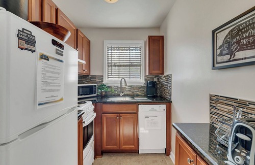 West End Apartment | 2 Bedroom 1 Bathroom - 1 Mile From Broadway!