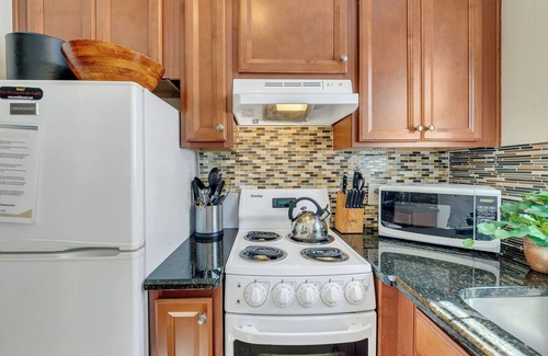 West End Apartment | 2 Bedroom 1 Bathroom - 1 Mile From Broadway!