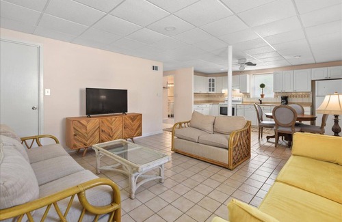 Edgewater Acres House | 2 bedroom 1 bathroom! Lower level of the Duplex on canal