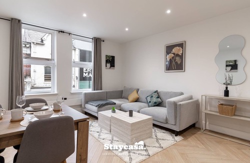 Trafford Apartment | 2 Bedroom, 1 Bathroom Apartment near Manchester Airport