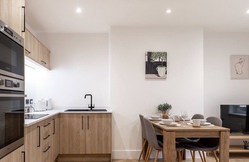 Trafford Apartment | 2 Bedroom, 1 Bathroom Apartment near Manchester Airport