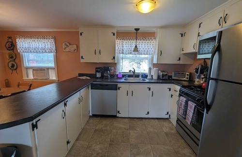 Dennis Port House | 2 Bedroom, 2 Bath, 1100 sqft, sun porch, eat in kitchen, Washer/Dryer, Gas Grill
