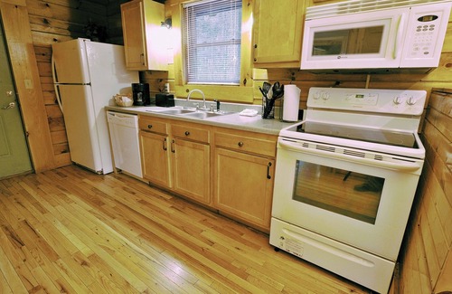 Blue Jay Cabin | 2 Bedroom 2 Bath Cabin - Beaver, WV