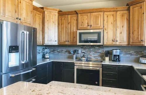 Estes Park House | 2 bedroom 2 bath close to RMNP and downtown- beautiful!
