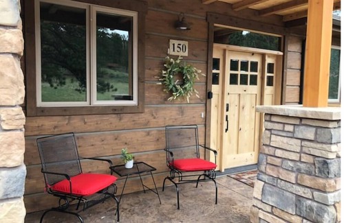 Estes Park House | 2 bedroom 2 bath close to RMNP and downtown- beautiful!