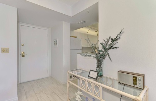 Siesta Key Condo | 2 bedroom 2 bath condo w/Screened in lanai