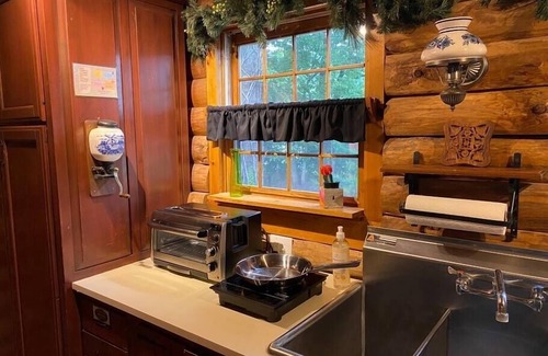 Freeburg Cabin | 2 bedroom, 2 bath log cabin with 3 fireplaces near St Louis & Scott AFB