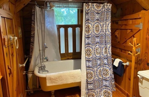 Freeburg Cabin | 2 bedroom, 2 bath log cabin with 3 fireplaces near St Louis & Scott AFB