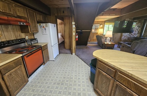 Donner Lake Woods Cabin | 2 bedroom, 2 bath, sleeps 6, West End of Donner Lake DLR#007