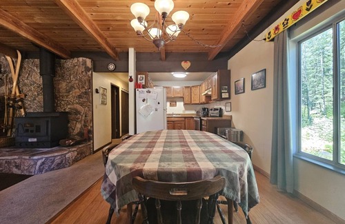 Donner Lake Woods Cabin | 2 bedroom, 2 bath, sleeps 6 adults. West End of Donner Lake DLR#011