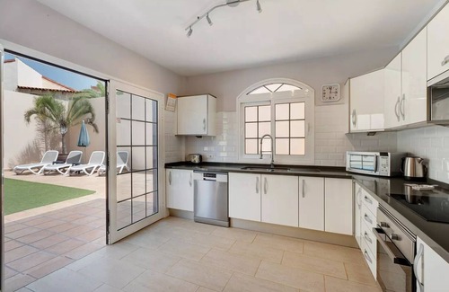 San Miguel de Abona Villa | 2 Bedroom 2 Bathroom Villa With Heated Pool And Uk Tv & Air Conditioning.