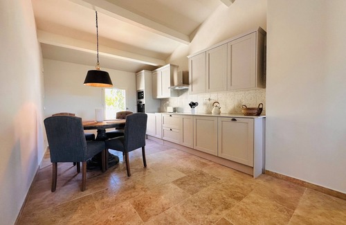 Vaugines Apartment | 2 bedroom, 2 bathroom apartment near Lourmarin - Apartment 2