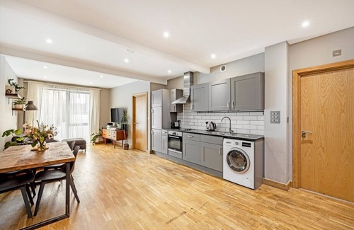 Dalgarno Apartment | 2 Bedroom 2 Bathroom Flat in London