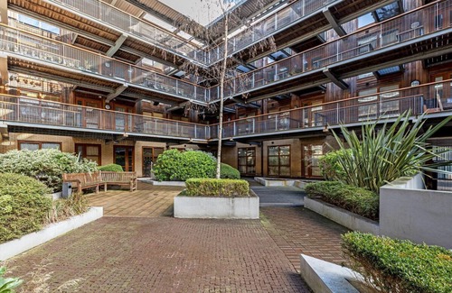Dalgarno Apartment | 2 Bedroom 2 Bathroom Flat in London