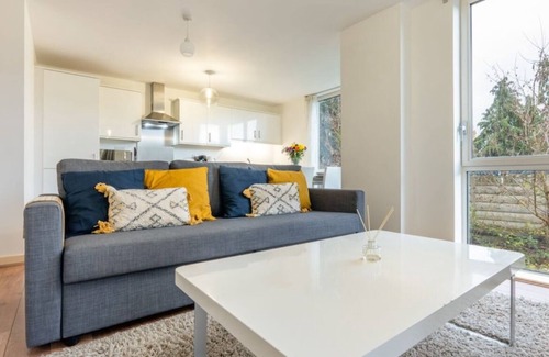 London Borough of Hounslow Apartment | 2 Bedroom 2 Bathroom Bright Modern Apartment Free Parking & Free Gym Access WiFi
