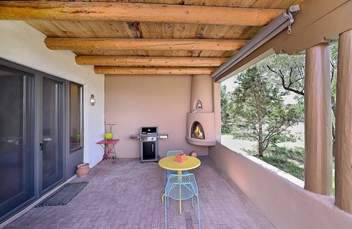 Historic Eastside House | 2 Bedroom, 2 Bathroom Luxury Townhome; 0.3 miles to Canyon Rd; AC; Lovely Views