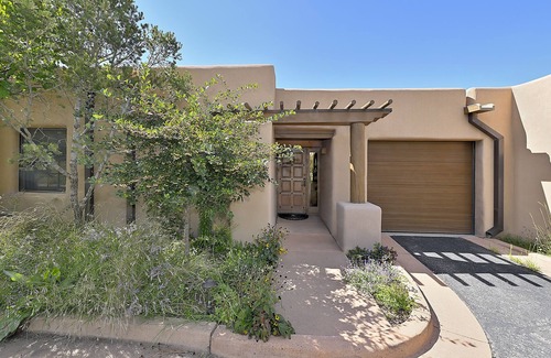 Historic Eastside House | 2 Bedroom, 2 Bathroom Luxury Townhome; 0.3 miles to Canyon Rd; AC; Lovely Views