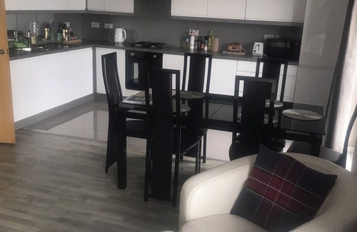 Pollokshields Apartment | 2 bedroom 2 bathroom penthouse apartment with onsite secure parking