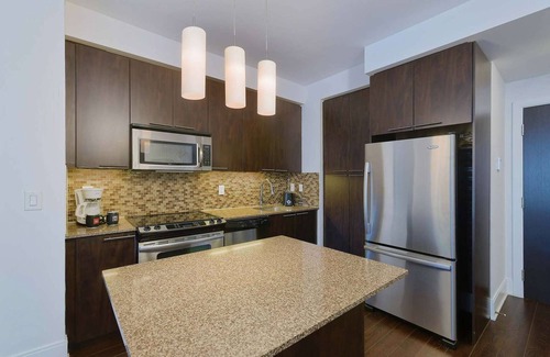 Mount Pleasant West Apartment | 2 Bedroom/2 Bathroom Suite