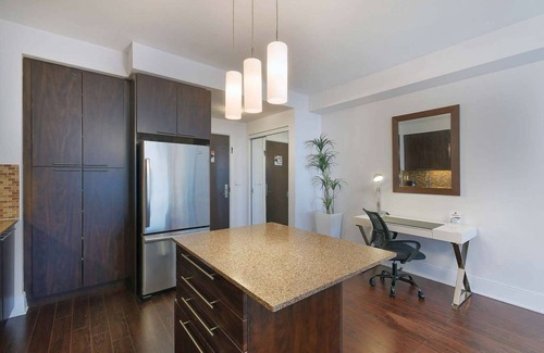 Mount Pleasant West Apartment | 2 Bedroom/2 Bathroom Suite