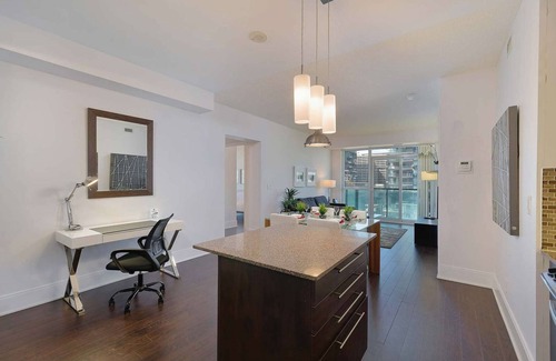 Mount Pleasant West Apartment | 2 Bedroom/2 Bathroom Suite