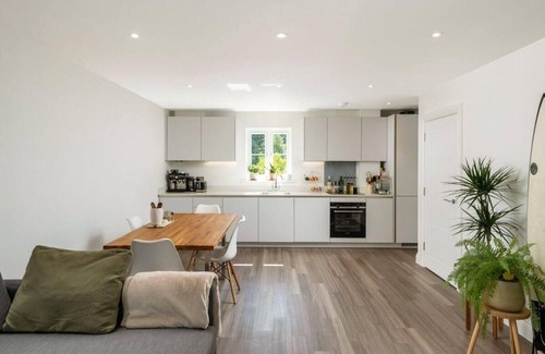 Reigate Apartment | 2 Bedroom, 2 Bathrooms, Parking, Electric Charger Juliet Balcony, Close to Reigate Station & Centre - 2230