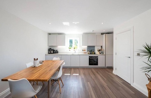 Reigate Apartment | 2 Bedroom, 2 Bathrooms, Parking, Electric Charger Juliet Balcony, Close to Reigate Station & Centre - 2230