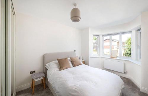 Reigate Apartment | 2 Bedroom 2 Bathrooms Parking Electric Charger Juliet Balcony Close to Reigate Station Centre - 2230