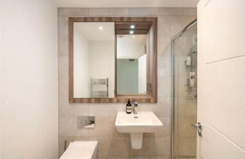 Reigate Apartment | 2 Bedroom 2 Bathrooms Parking Electric Charger Juliet Balcony Close to Reigate Station Centre - 2230