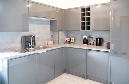 Cambridge Apartment | 2 bedroom 2 ensuite sleeps 4, with parking and garden. New build spacious home