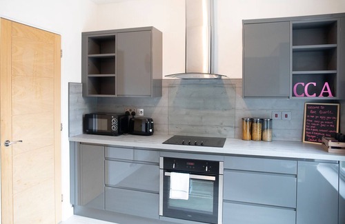 Cambridge Apartment | 2 bedroom 2 ensuite sleeps 4, with parking and garden. New build spacious home