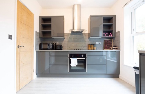 Cambridge Apartment | 2 bedroom 2 ensuite sleeps 4, with parking and garden. New build spacious home