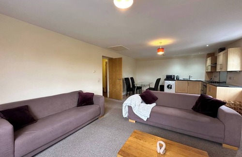Chorlton-cum-Hardy Apartment | 2 Bedroom, 2 Bathrooms Apartment with Free parking
