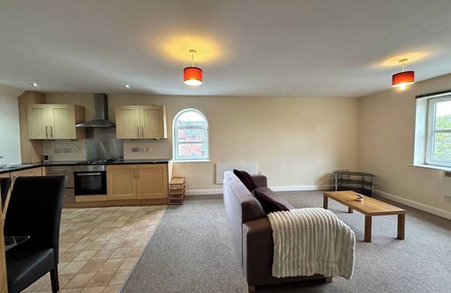 Chorlton-cum-Hardy Apartment | 2 Bedroom, 2 Bathrooms Apartment with Free parking
