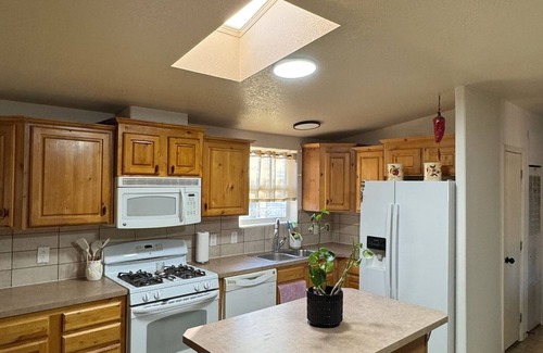 Aztec House | 2-bedroom 4-Bed house in Aztec with all amenities