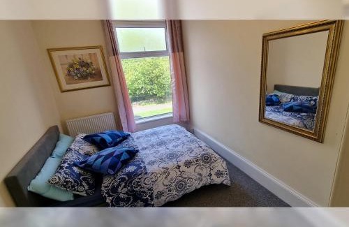 Rochdale Apartment | 2 Bedroom 4 Beds Family Flat Free Parking & Fast Wi-Fi Self-Check-in Cosy & Spacious