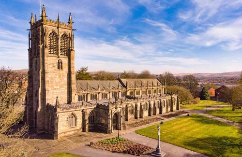 Rochdale Apartment | 2 Bedroom 4 Beds Family Flat Free Parking & Fast Wi-Fi Self-Check-in Cosy & Spacious