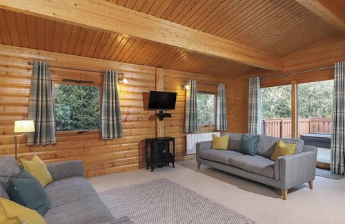 Winchester Cabin | 2 bedroom,5 star, award winning log cabin with luxurious hot tub (sleeps 4)