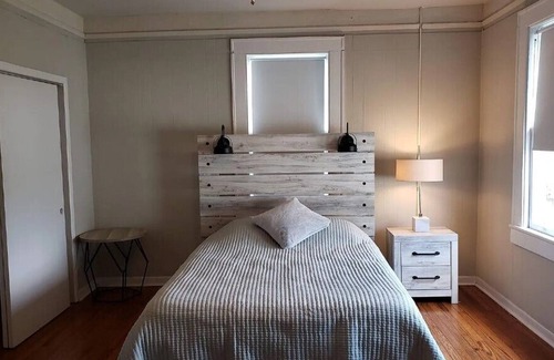 Hyde Park Apartment | 2 Bedroom (623418) by Houzlet