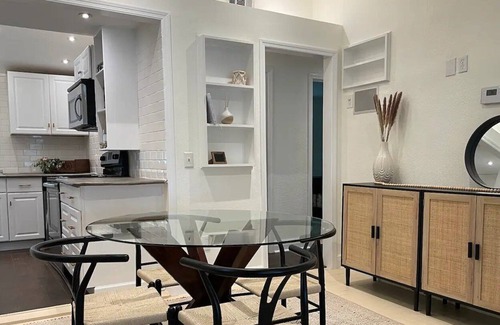 Vamo Apartment | 2 Bedroom 631759 by Houzlet