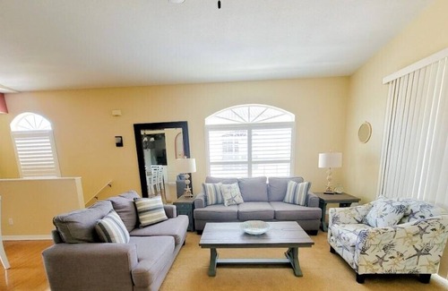 Venice Apartment | 2 Bedroom (674704) by Houzlet