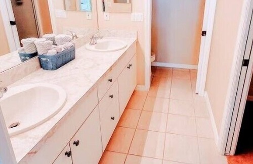 Venice Apartment | 2 Bedroom (674704) by Houzlet
