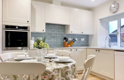 Broad Hinton Cottage | 2 bedroom accommodation in Winterbourne Monkton, Nr Marlborough